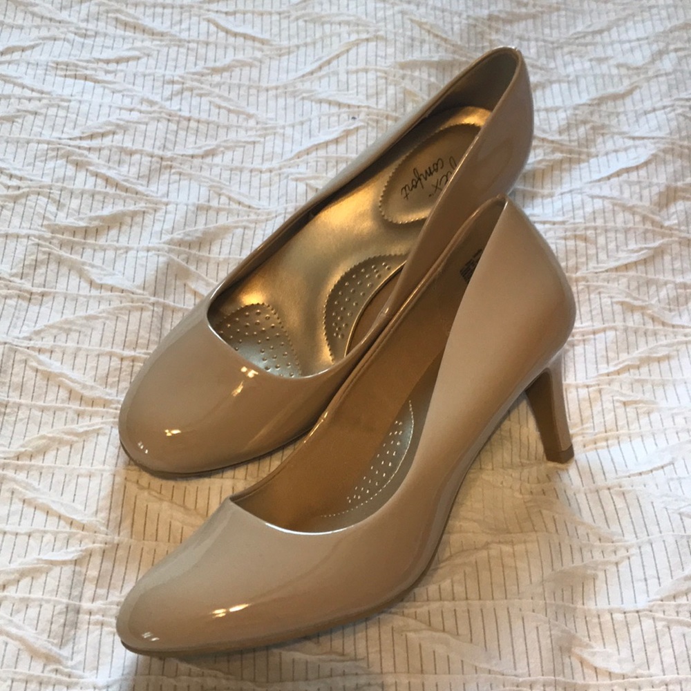 NWOT Flawless WIDE 8.5 Comfort Flex Pumps NUDE